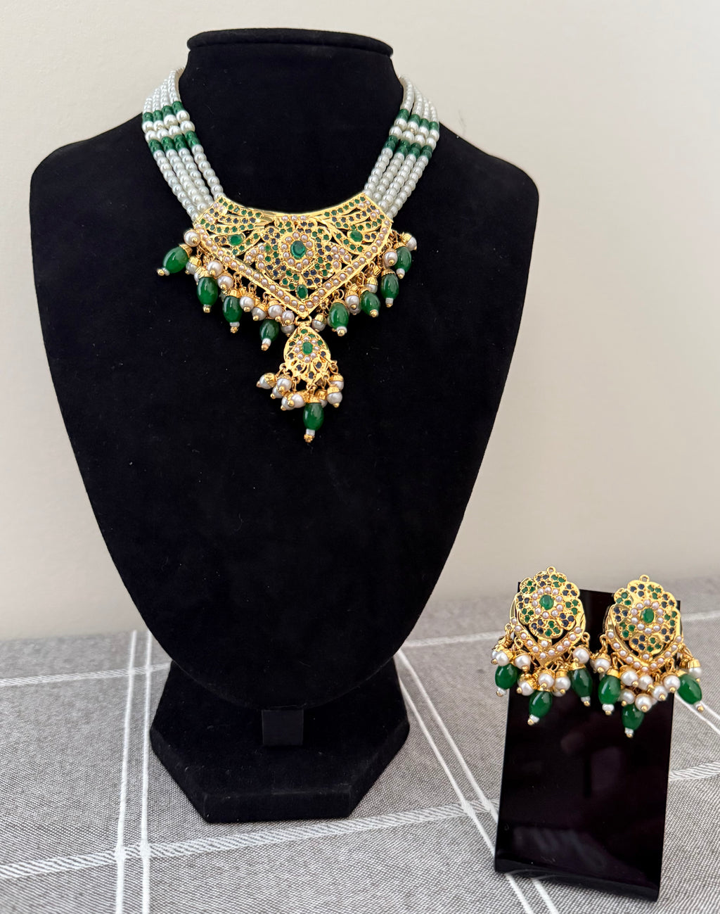 The Green Jadau Pearls Necklace Set