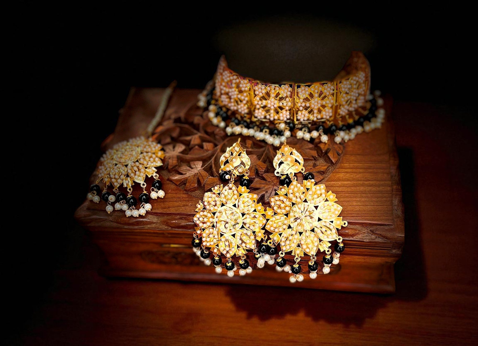 The Jadau Choker Jewellery Set : Black